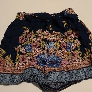 Dress shorts with cute flower pattern